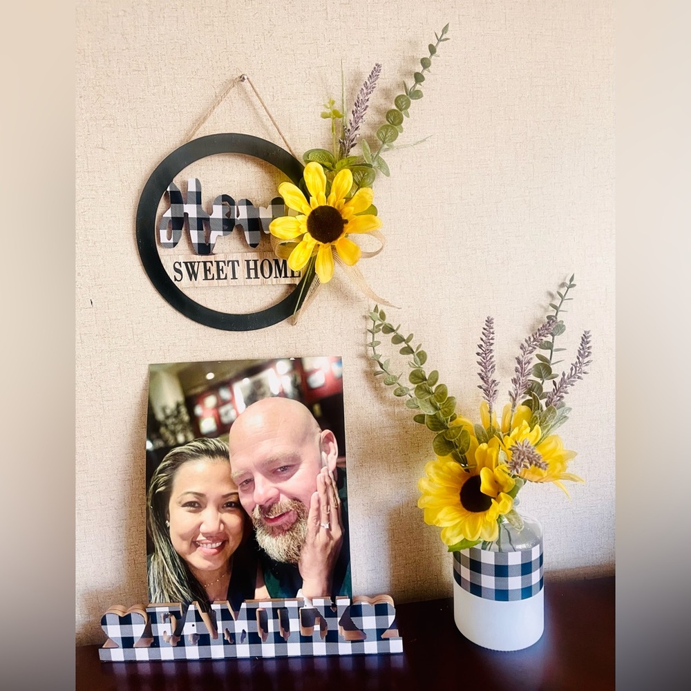 3-piece Picture Holder, Wreath and Vase — Sunflower Buffalo plaid Theme NEW